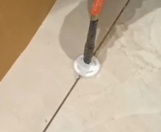 石柱瓷砖空鼓维修公司专业解答瓷砖在铺贴过程中，如果没有涂抹均匀到位的粘结材料（如水泥砂浆或瓷砖胶），可能会导致以下问题